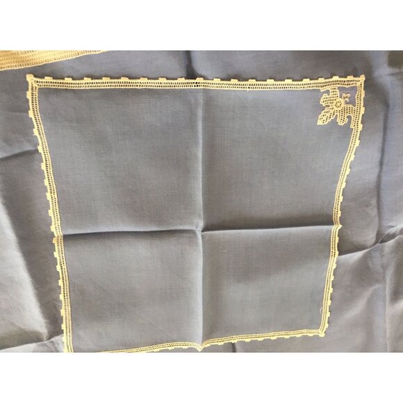 Vintage 1940's Hand Crocheted Blue White Linen Tablecloth + 4 Matching Napkins - Picture 9 of 10